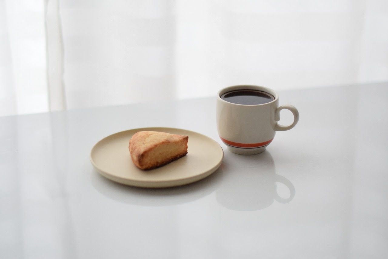 プラリネのスコーンとコーヒー