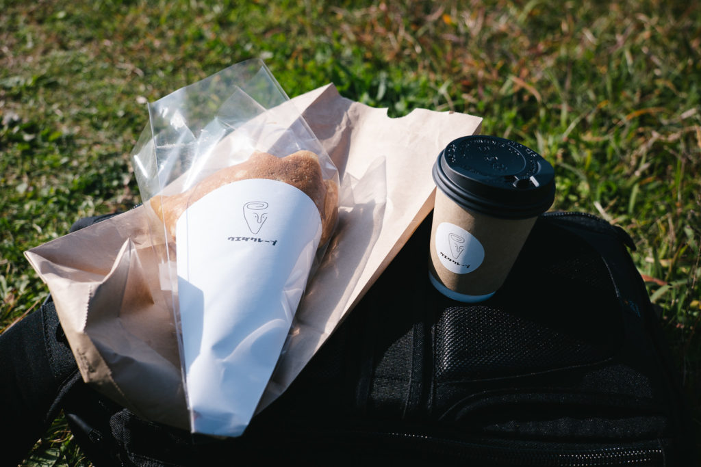 ウエダクレープのエビアボカドクレープとホットコーヒー