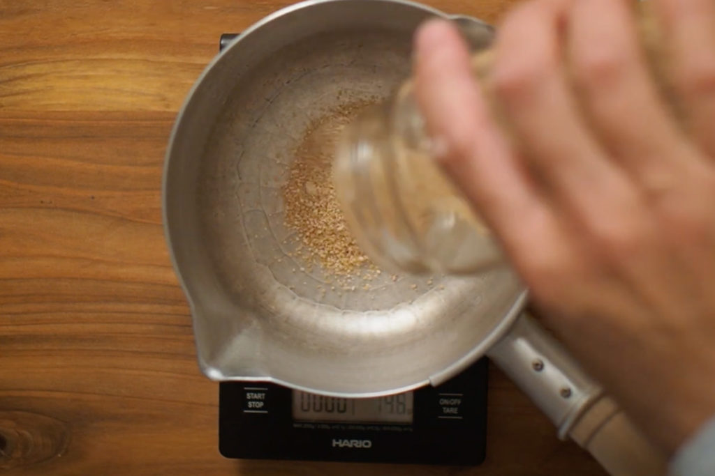 甜菜糖を鍋に入れる